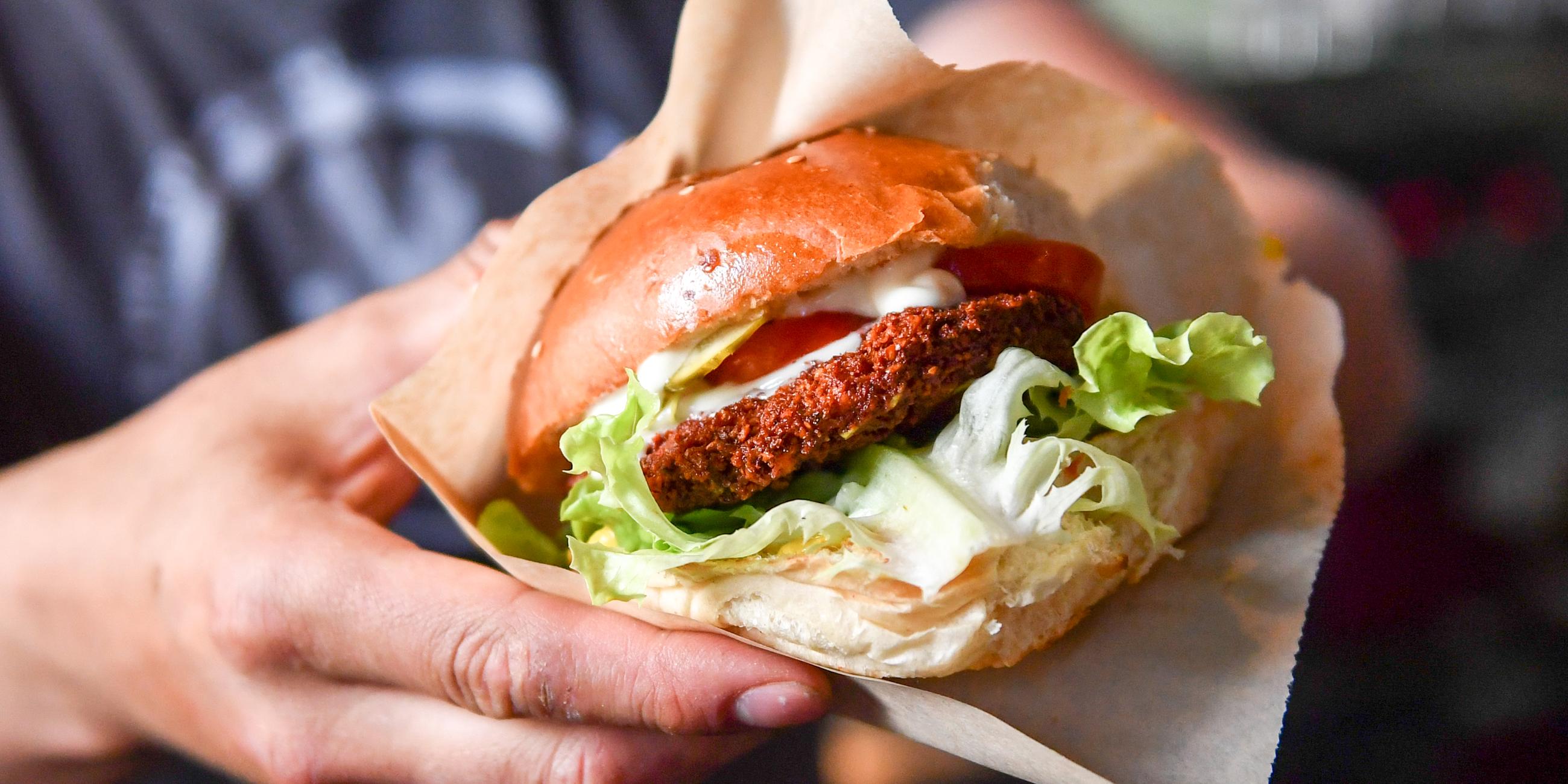 Archiv: Ein veganer Burger in Berlin am 20.04.2018.