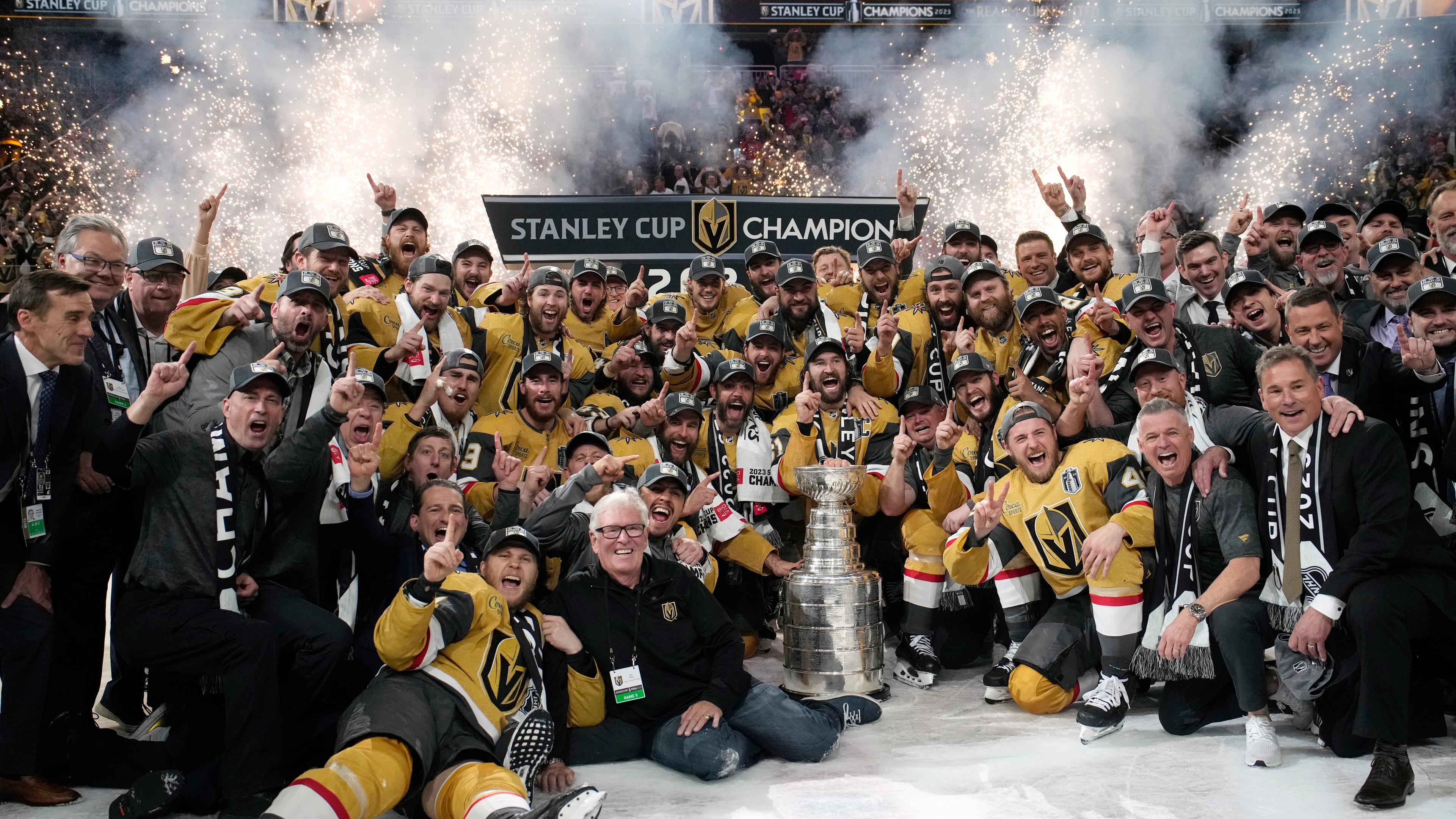 Mitglieder der Vegas Golden Knights posieren mit dem Stanley Cup nach dem 9:3-Sieg der Knights gegen die Florida Panthers am 13.06.2023 in Las Vegas