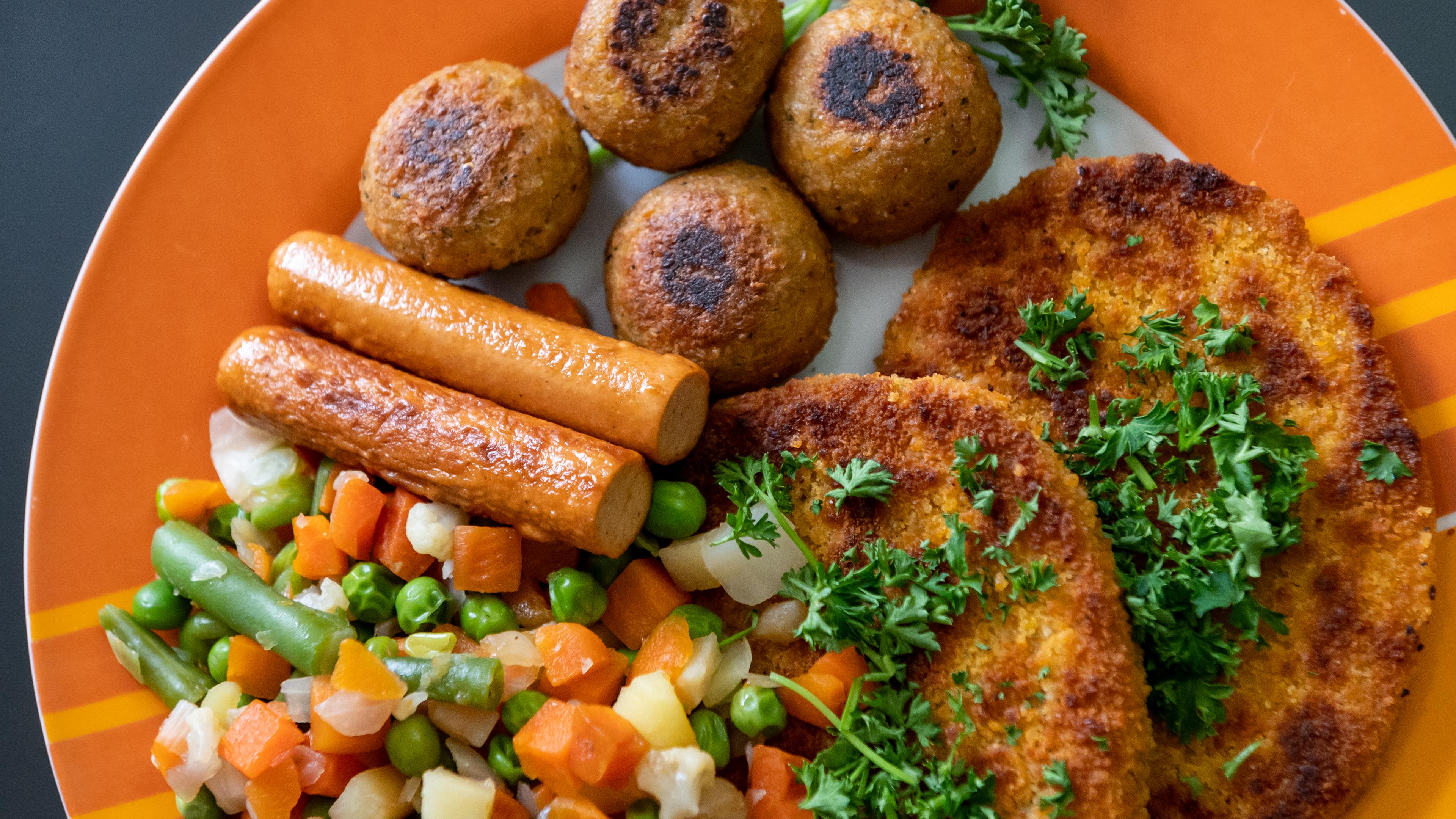 Baden-Württemberg, Rottweil: Vegane Falafel, vegane Schnitzel, vegane Würstchen und Gemüse sind auf einem Teller in einer Küche zu sehen. 