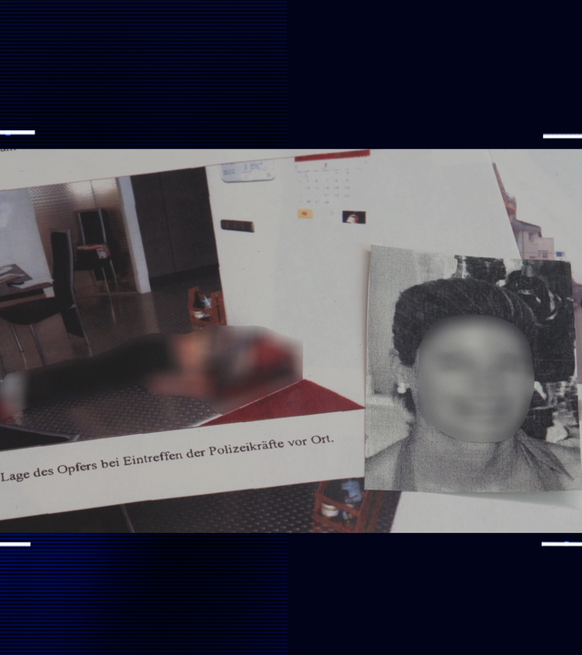 Collage aus zwei Fotos aus der Ermittlungsakte der Polizei. Auf dem einen Bild liegt eine Leiche am Boden (technisch verfremdet). Auf dem anderen Bild ist das Portrait einer Frau abgebildet. Das Gesicht wurde ebenfalls technisch verfremdet. Links daneben: Lichtschematische Darstellung eines Fingerabdrucks