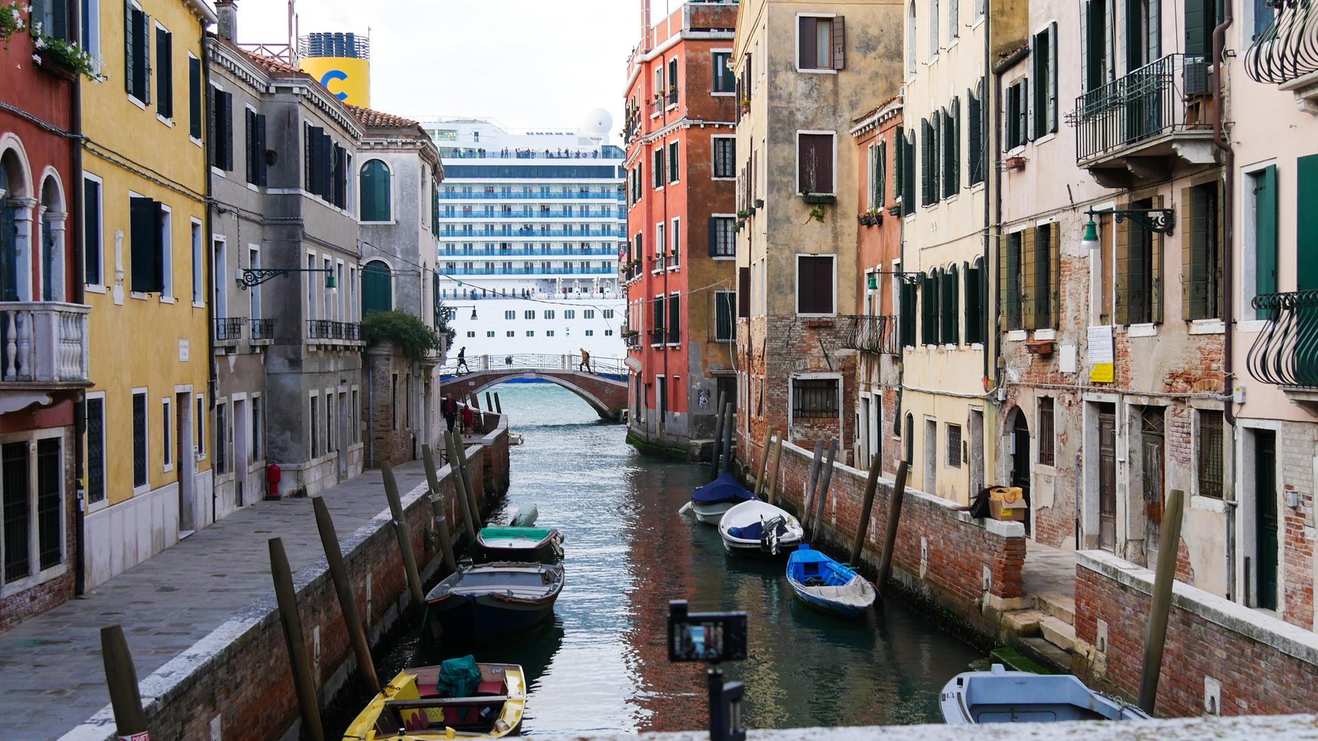 "Venedig, bedrohte Schönheit": Der Blick vom Kanal wird durch Kreuzfahrtschiffe verdeckt.