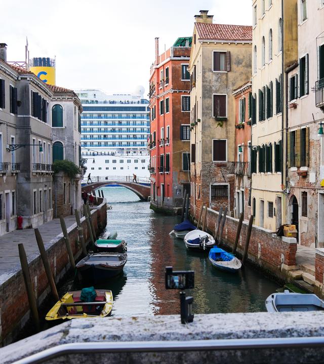 "Venedig, bedrohte Schönheit": Der Blick vom Kanal wird durch Kreuzfahrtschiffe verdeckt.