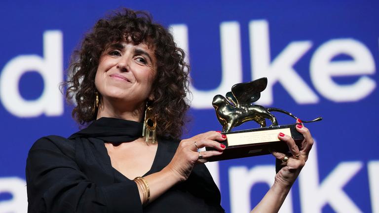 Regisseurin May el-Toukhy feiert, nachdem sie im Rahmen der Abschlusszeremonie der 83. Ausgabe der Filmfestspiele von Venedig den Goldenen Löwen für den besten Film für «Woman Unknown» erhalten hat.