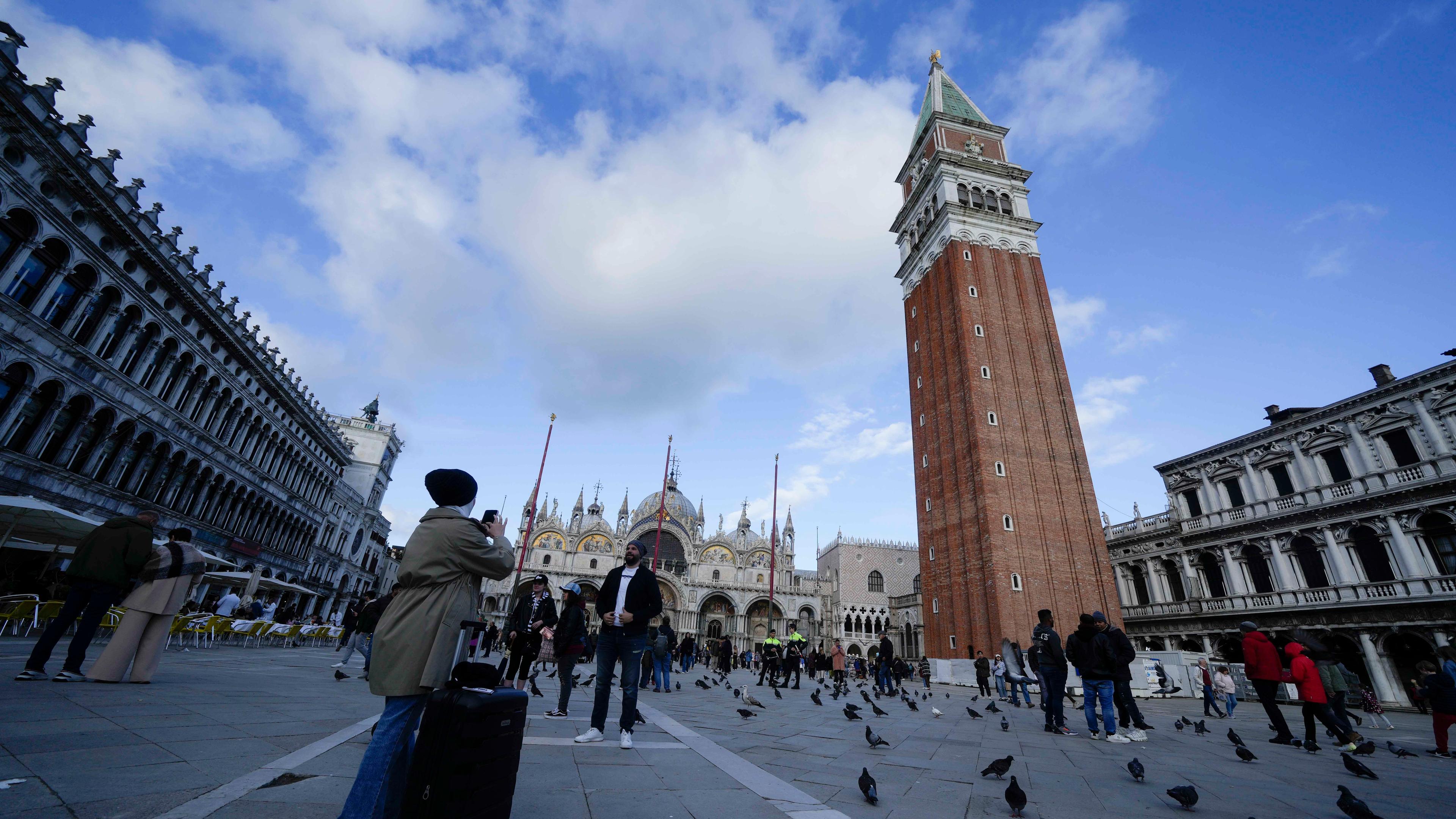 Touristen auf einem Platz in Venedig.
