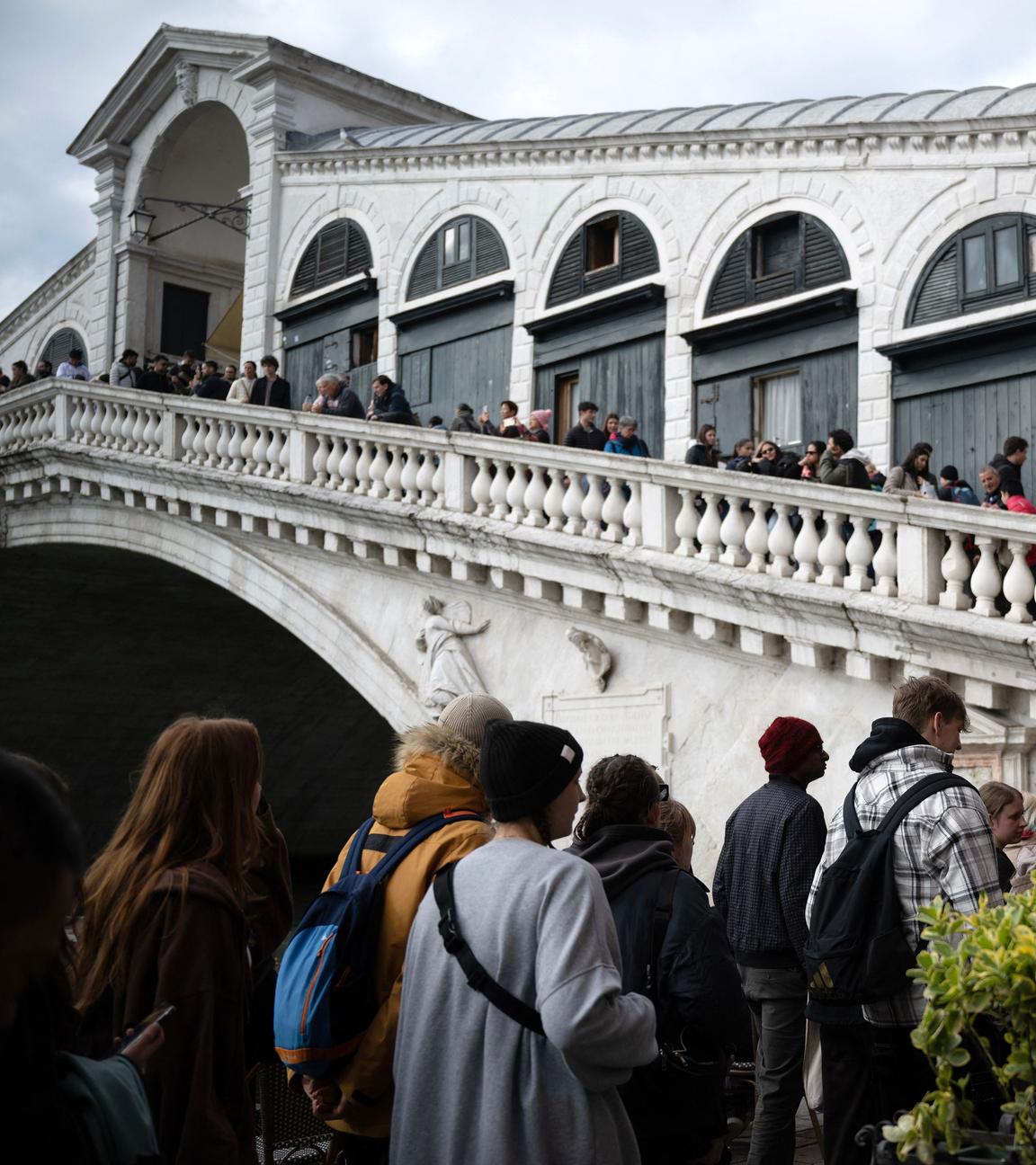 Touristen stehen in Venedig Schlange.