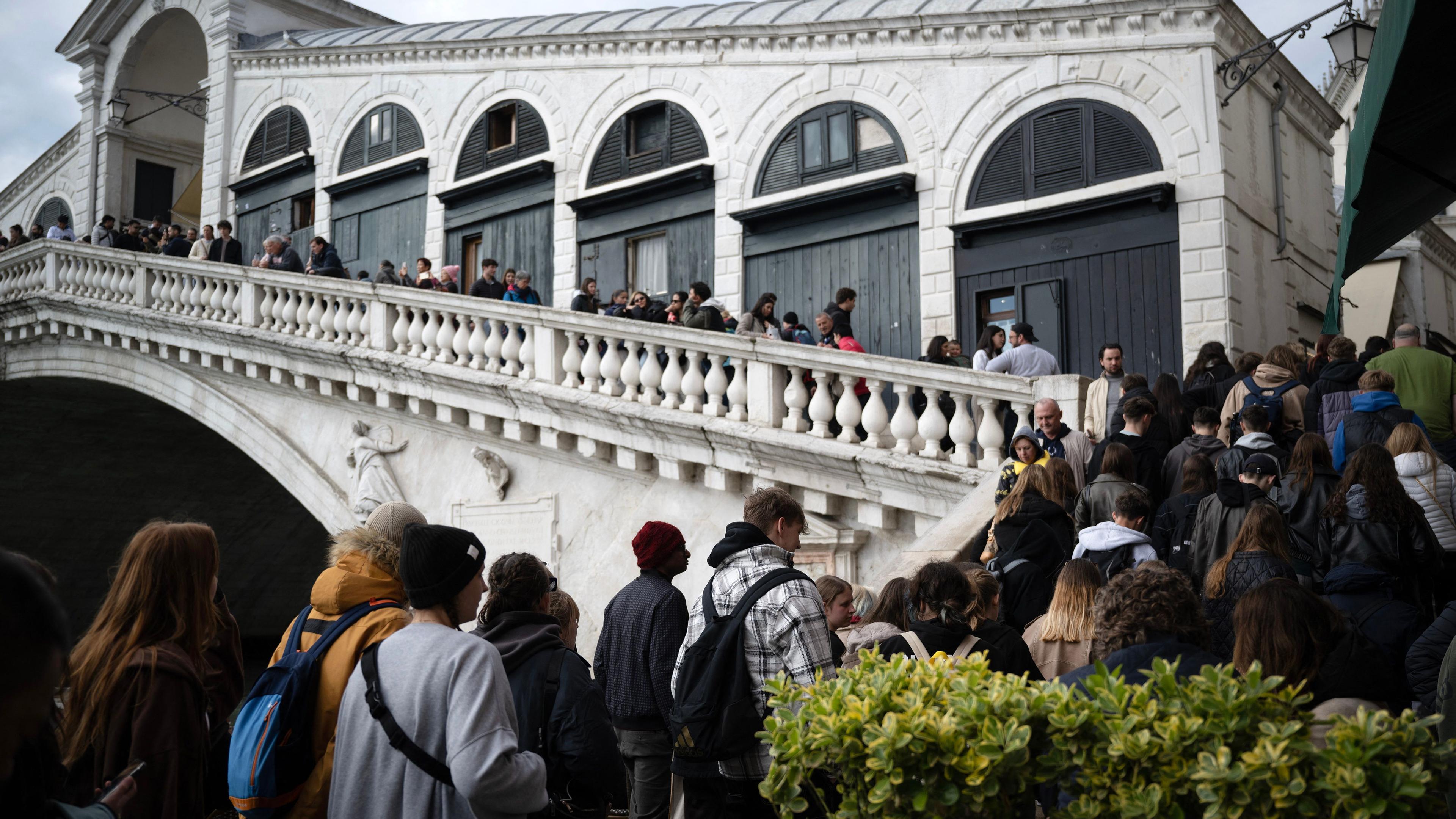 Touristen stehen in Venedig Schlange.