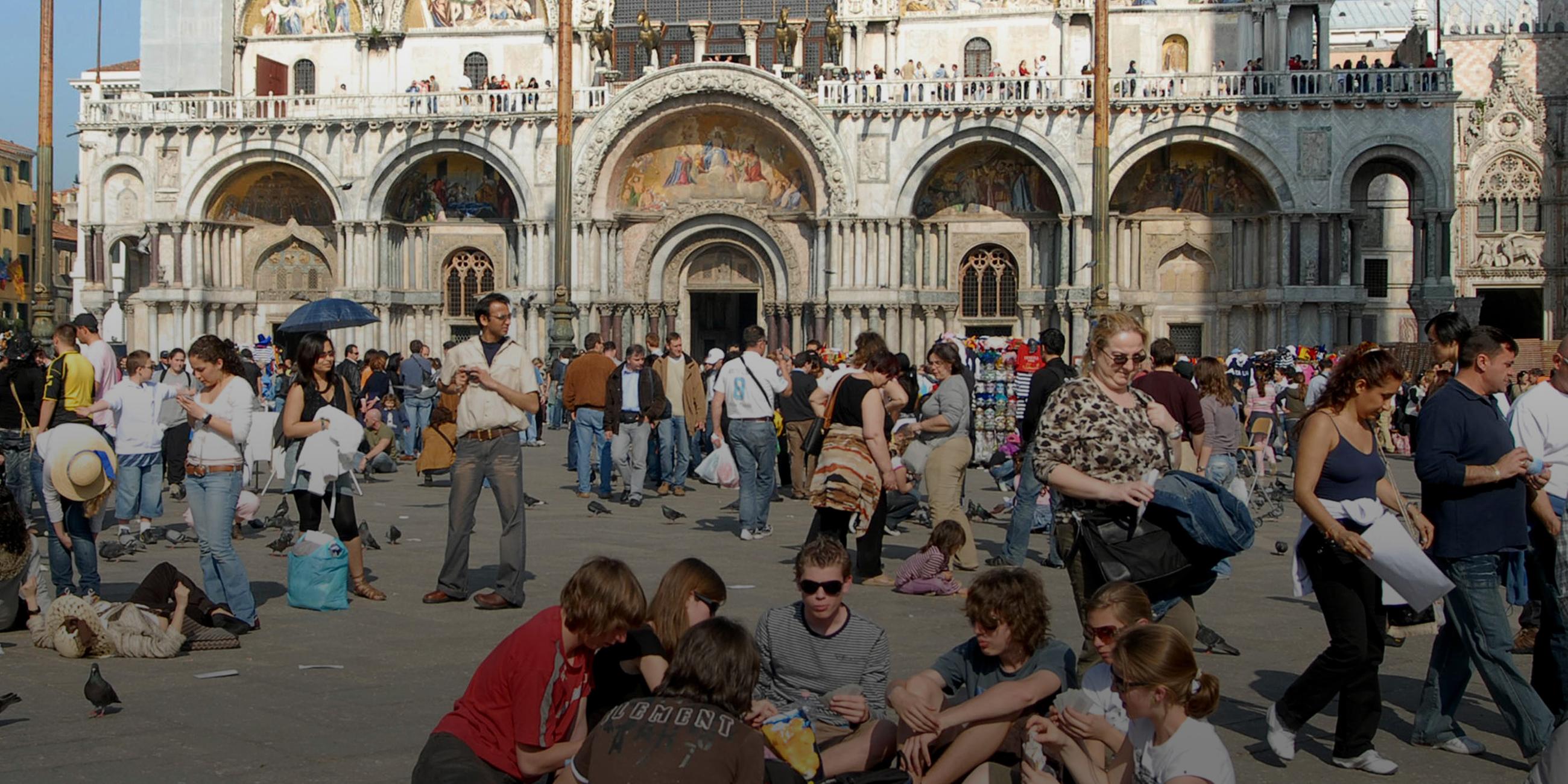 Andrang von Touristen auf dem Markusplatz in Venedig.