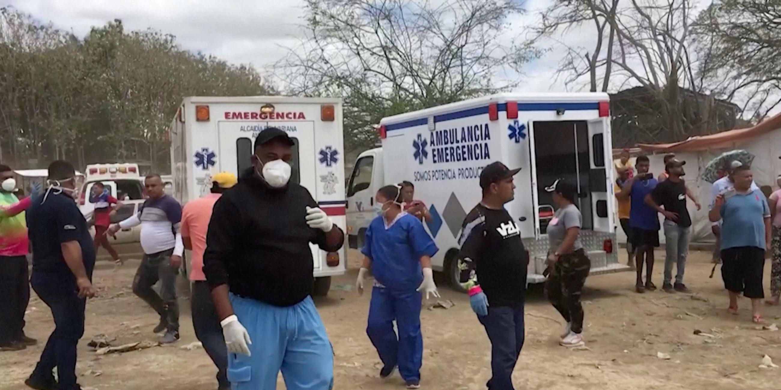 Rettungskräfte versammeln sich vor zwei Krankenwagen nach einem Minenunglück mit mindestens 15 Toten in Venezuela.