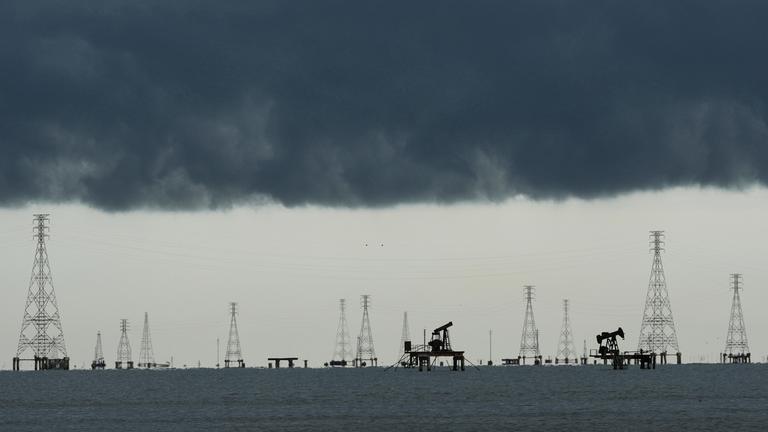 Wolken bilden sich über Pumpenanlagen und Strommasten auf dem Maracaibo-See in Cabimas, Venezuela.