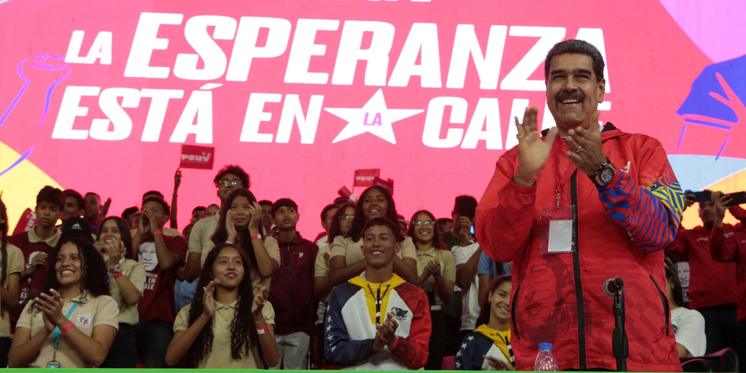 Venezuelas Staatschef Nicolás Maduro feiert seine Nominierung zum Präsidentschaftskandidaten für die Wahl im Juli 2024. 