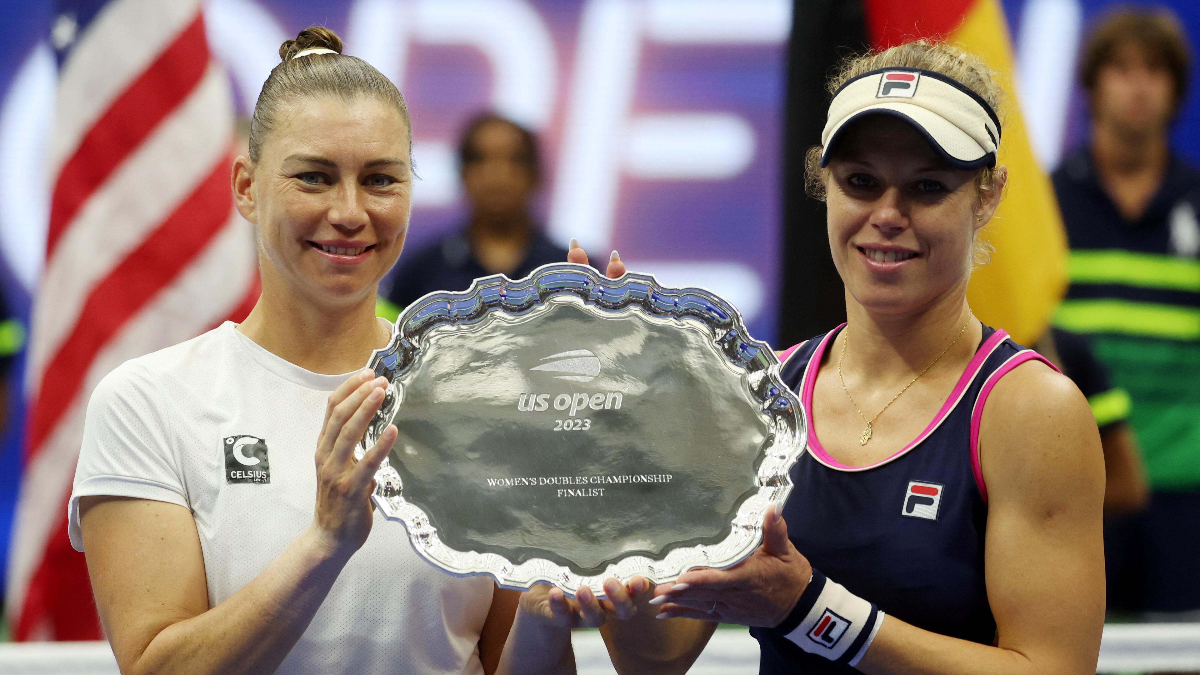 Vera Zvonareva und Laura Siegemund bei der Siegerehrung der US Open.