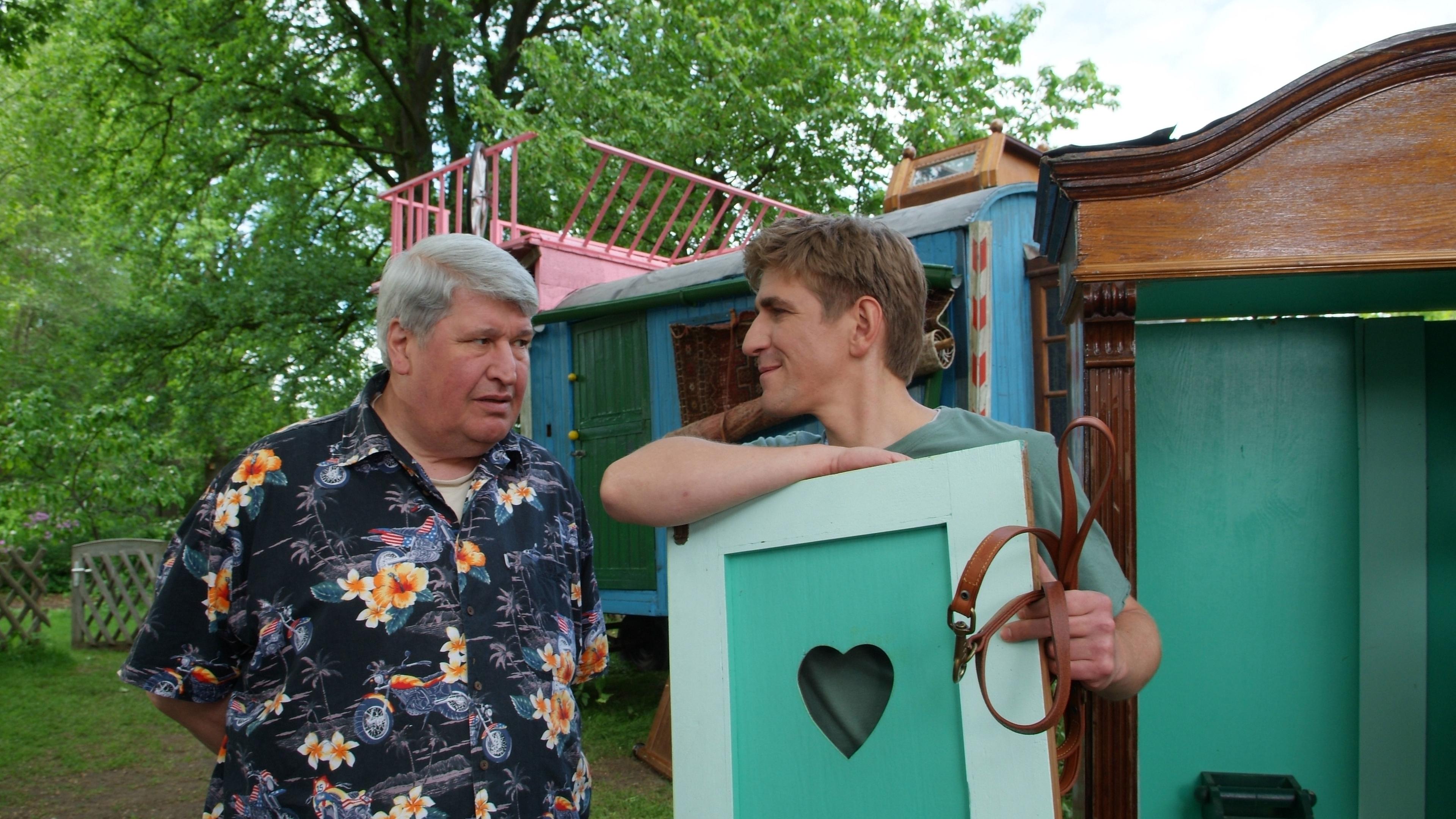 Paschulke mit Fritz Fuchs vor Bauwagen