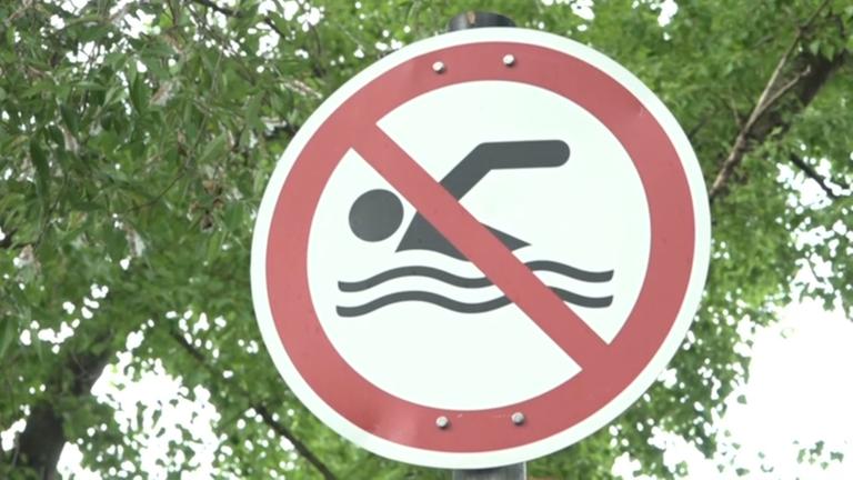 Ein Schild was daraf hinweist, dass man in dem Gewässer nicht schwimmen darf.