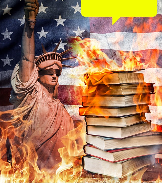 Ein brennender Bücherstapel vor der Freiheitsstatue mit verbundenen Augen.