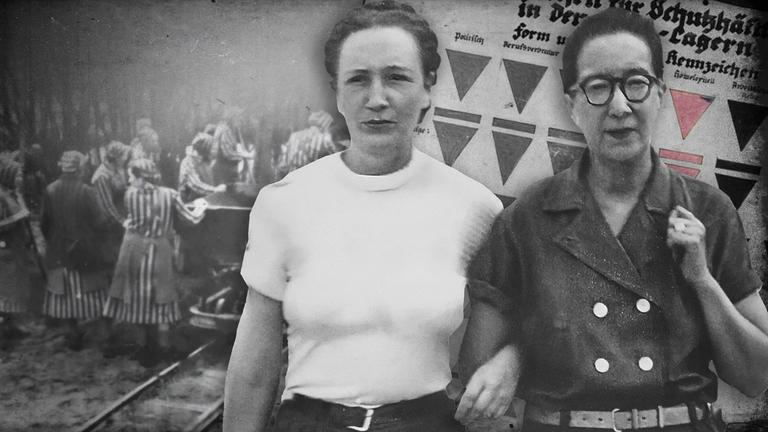 Montage: Nelly Mousset-Vos und Nadine Hwang stehen Arm in Arm nebeneinander. Im Hintergrund ist auf einer Seite ein Foto von Zwangsarbeiterinnen des KZ Ravensbrück und auf der anderen eine Abbildung der Gefangenenkennzeichen.