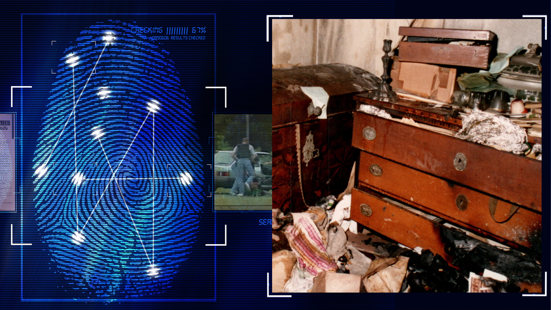 Eine zerstörte Kommode steht nach einem Brand in einem Wohnzimmer. Das Bild aus der Akte der Polizei zeigt totale Verwüstung. Links daneben: Lichtschematische Darstellung eines Fingerabdrucks