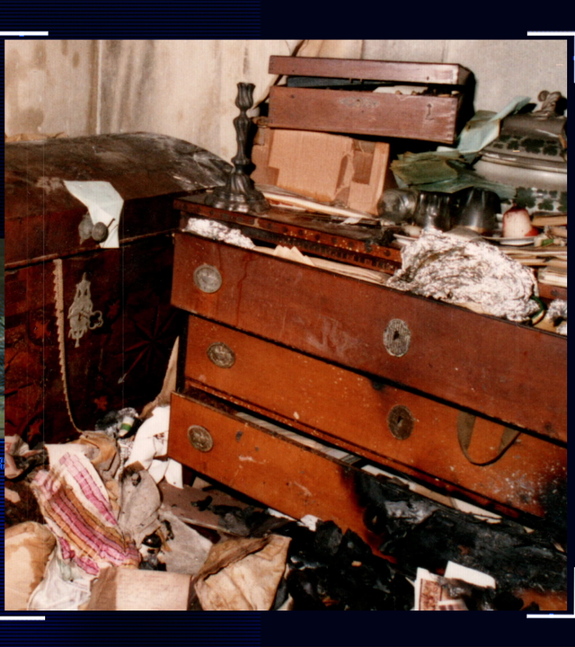 Eine zerstörte Kommode steht nach einem Brand in einem Wohnzimmer. Das Bild aus der Akte der Polizei zeigt totale Verwüstung. Links daneben: Lichtschematische Darstellung eines Fingerabdrucks