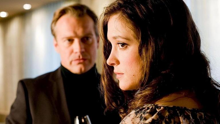 Stefanie Becker (Friederike Becht, r.) trifft sich mit Percy Boheim (Pierre Besson, l.)