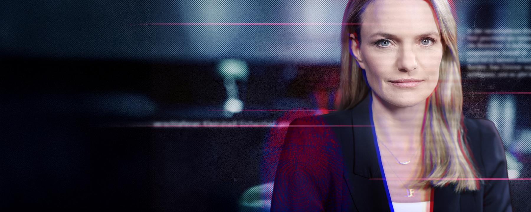 "Verbrechen! True Crime mit Sarah Tacke - Wie ticken Serienkiller?": Montage: Porträt von Sarah Tacke mit einem Insert des Sendungstitels