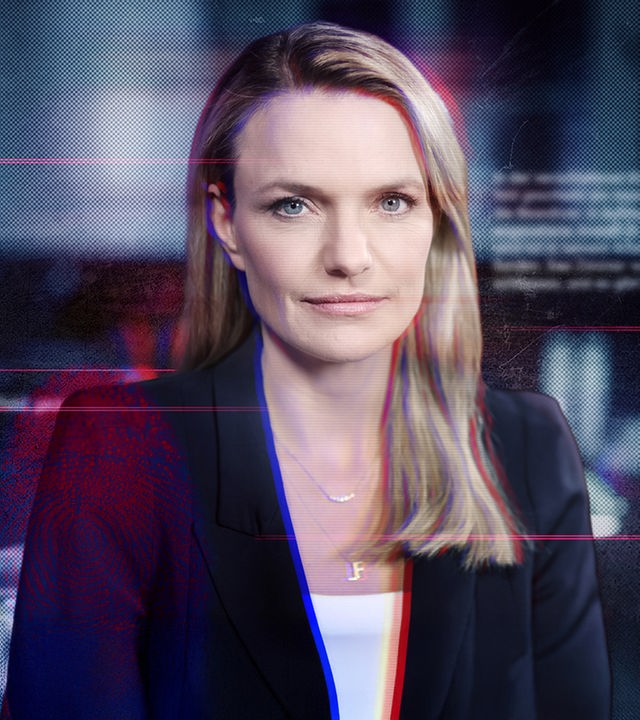 "Verbrechen! True Crime mit Sarah Tacke - Wie ticken Serienkiller?": Montage: Porträt von Sarah Tacke mit einem Insert des Sendungstitels