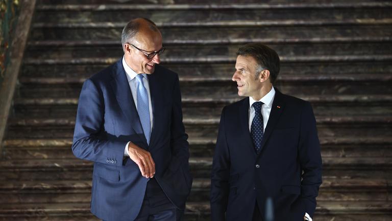 Bundeskanzler Merz und der französische Präsident Macron haben sich bei Regierungskonsultationen beider Länder auf eine Lockerung der Vorgaben zum Verbrenner-Aus geeinigt.
