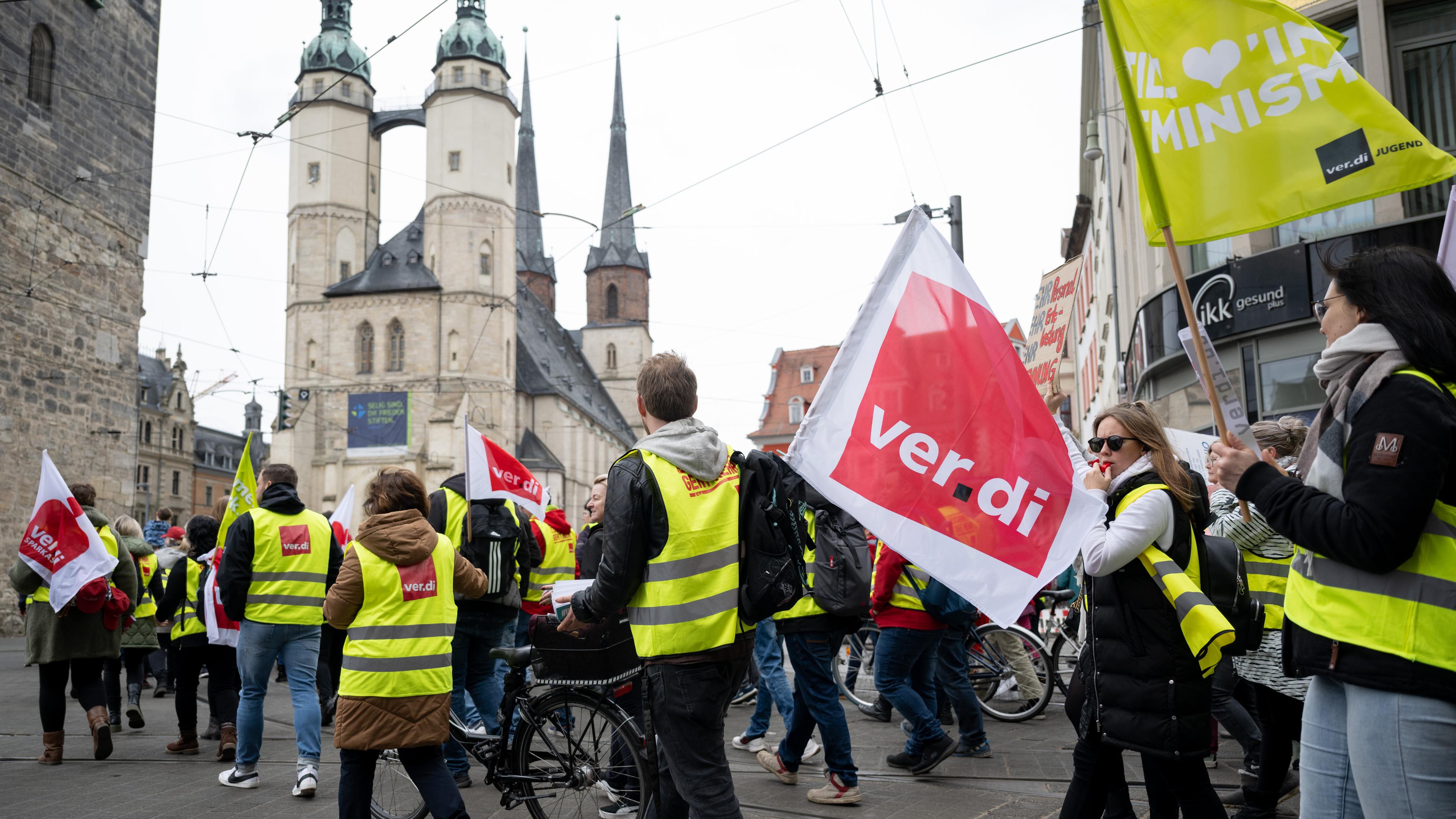 Beschäftigte aus dem öffentlichen Dienst ziehen zu ihrer Warnstreikkundgebung durch die Innenstadt von Halle/Saale.