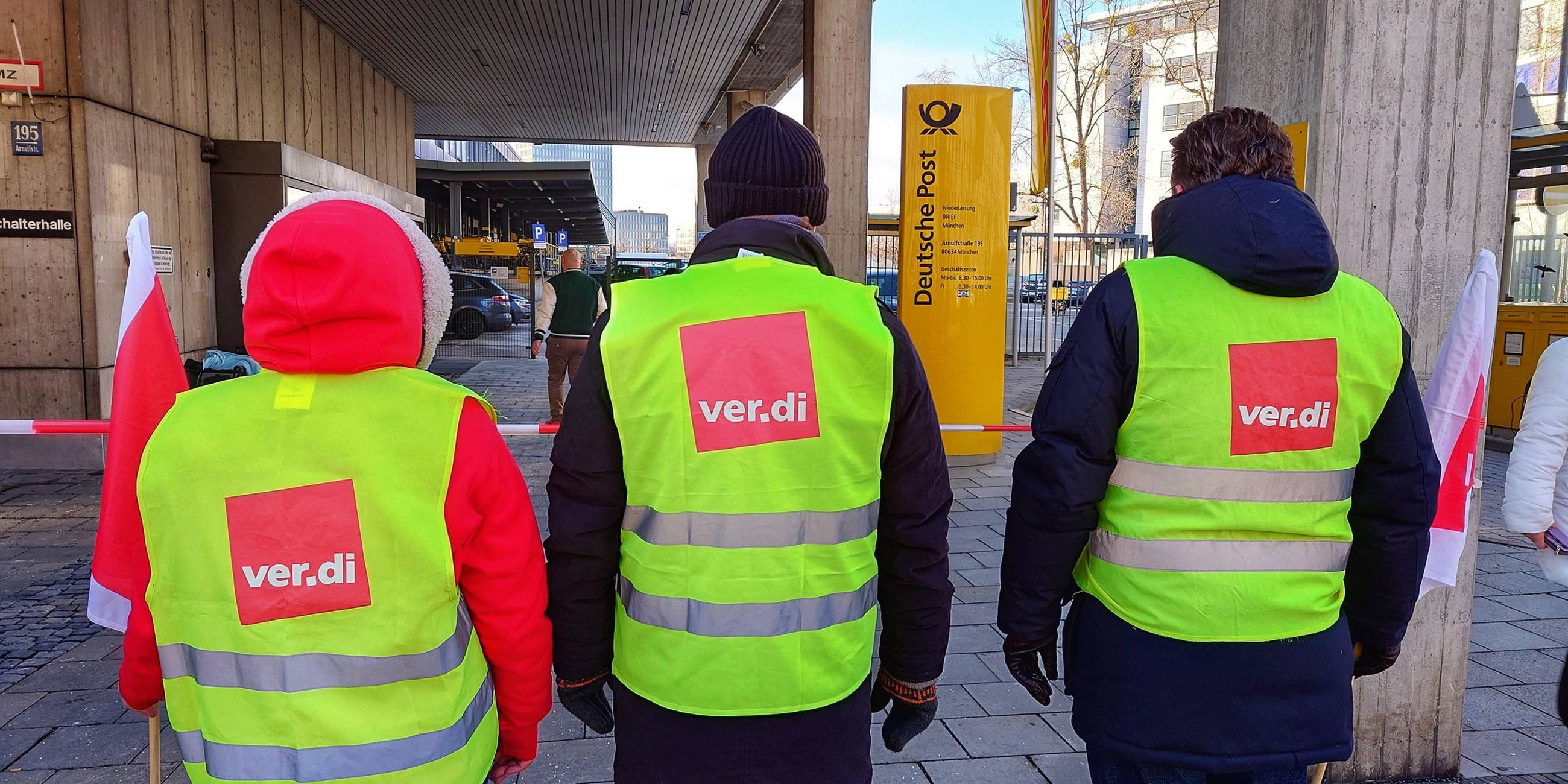 Mitarbeiter eines Postzentrums in München folgen dem Aufruf zum Warnstreik