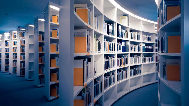 Typical für Vereinbarungen und Erklärungen des ZDF mit der Produzenten- und Kreativwirtschaft: Stilisierte perspektivisch verzerrte Bücherregale mit Dokumenten darin.