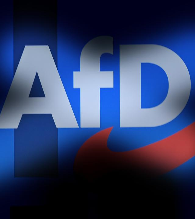 Das Logo der AfD ist zu sehen. 