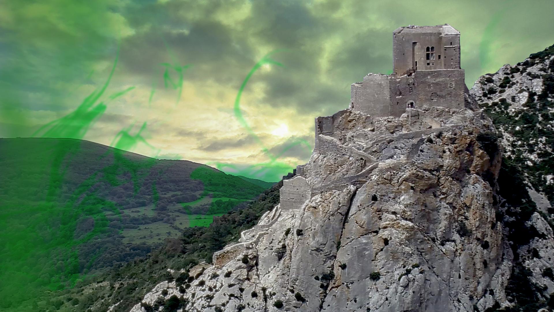 Montage: Panoramablick auf die Ruine der Bergfestung Montségur, der Himmel über der Landschaft im Hintergrund ist düster und grün eingefärbt.