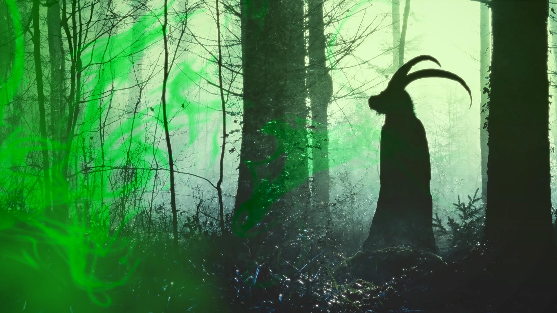 Montage: Die Silhouette einer Tiergestalt, die mit behaartem Kopf und langen Hörnern in einem düsteren, nebligen Wald steht; an der Seite befinden sich grüne, graphische Elemente.