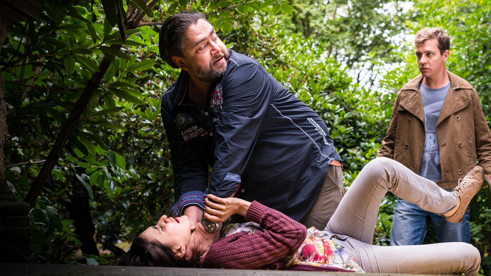 Adrian (Niklas Kohrt, r.) kann Wendloh (Alexander Hörbe, M.) grade noch davon abhalten Olivia (Tania Feurich, liegend) zu ermorden.