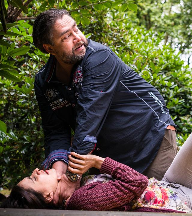 Adrian (Niklas Kohrt, r.) kann Wendloh (Alexander Hörbe, M.) grade noch davon abhalten Olivia (Tania Feurich, liegend) zu ermorden.