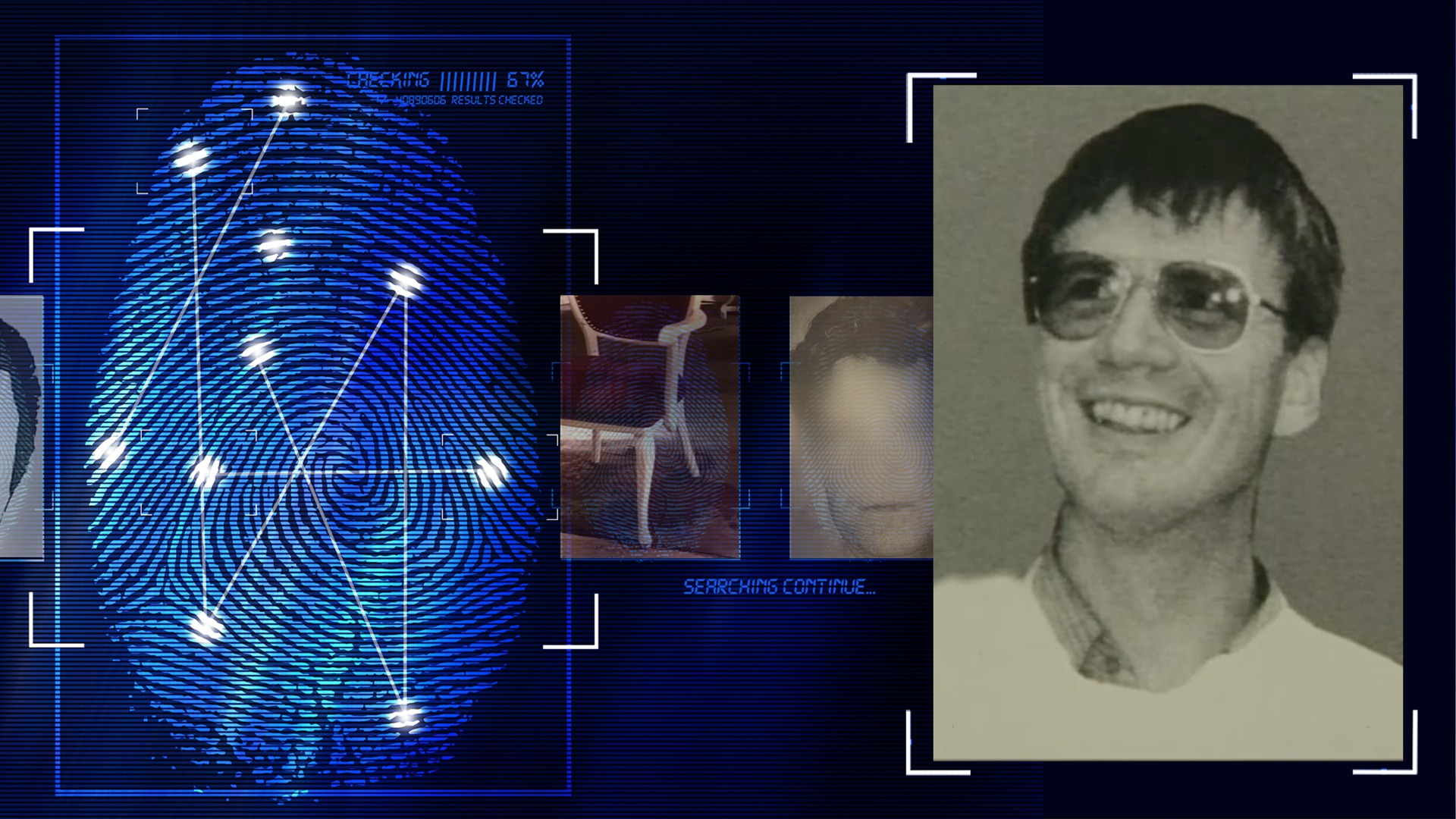 Portraitfoto eines Mannes. Schwarzweißaufnahme. Er lächelt rechts an der Kamera vorbei. Er trägt eine Brille, ein gestreiftes Hemd und ein weiteres helles Oberteil sind zu erkennen. Der Mann trägt kurze dunkle Haare, die vorn in die Stirn gekämmt sind. Links daneben: Lichtschematische Darstellung eines Fingerabdrucks.
