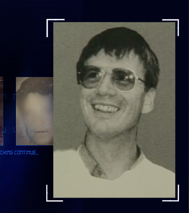 Portraitfoto eines Mannes. Schwarzweißaufnahme. Er lächelt rechts an der Kamera vorbei. Er trägt eine Brille, ein gestreiftes Hemd und ein weiteres helles Oberteil sind zu erkennen. Der Mann trägt kurze dunkle Haare, die vorn in die Stirn gekämmt sind. Links daneben: Lichtschematische Darstellung eines Fingerabdrucks.