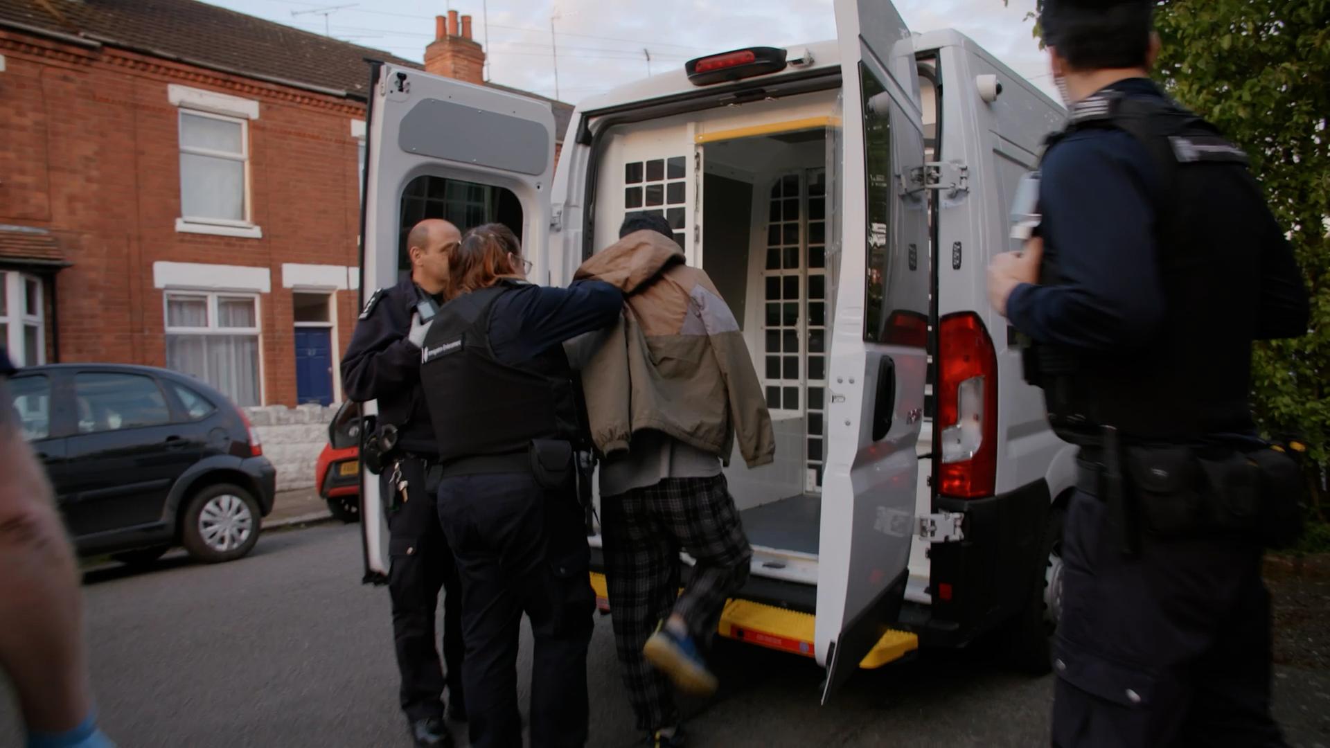 Großbritannien, London: Dieses vom Innenministerium herausgegebene Foto zeigt Beamte der Einwanderungsbehörde bei einer Verhaftung.