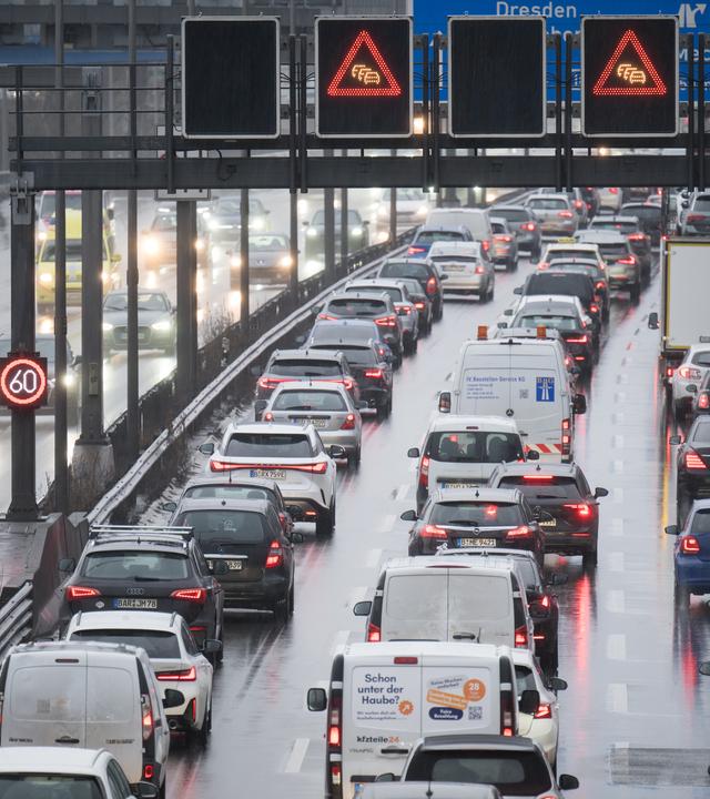 Autos in dichtem Verkehr auf der A100