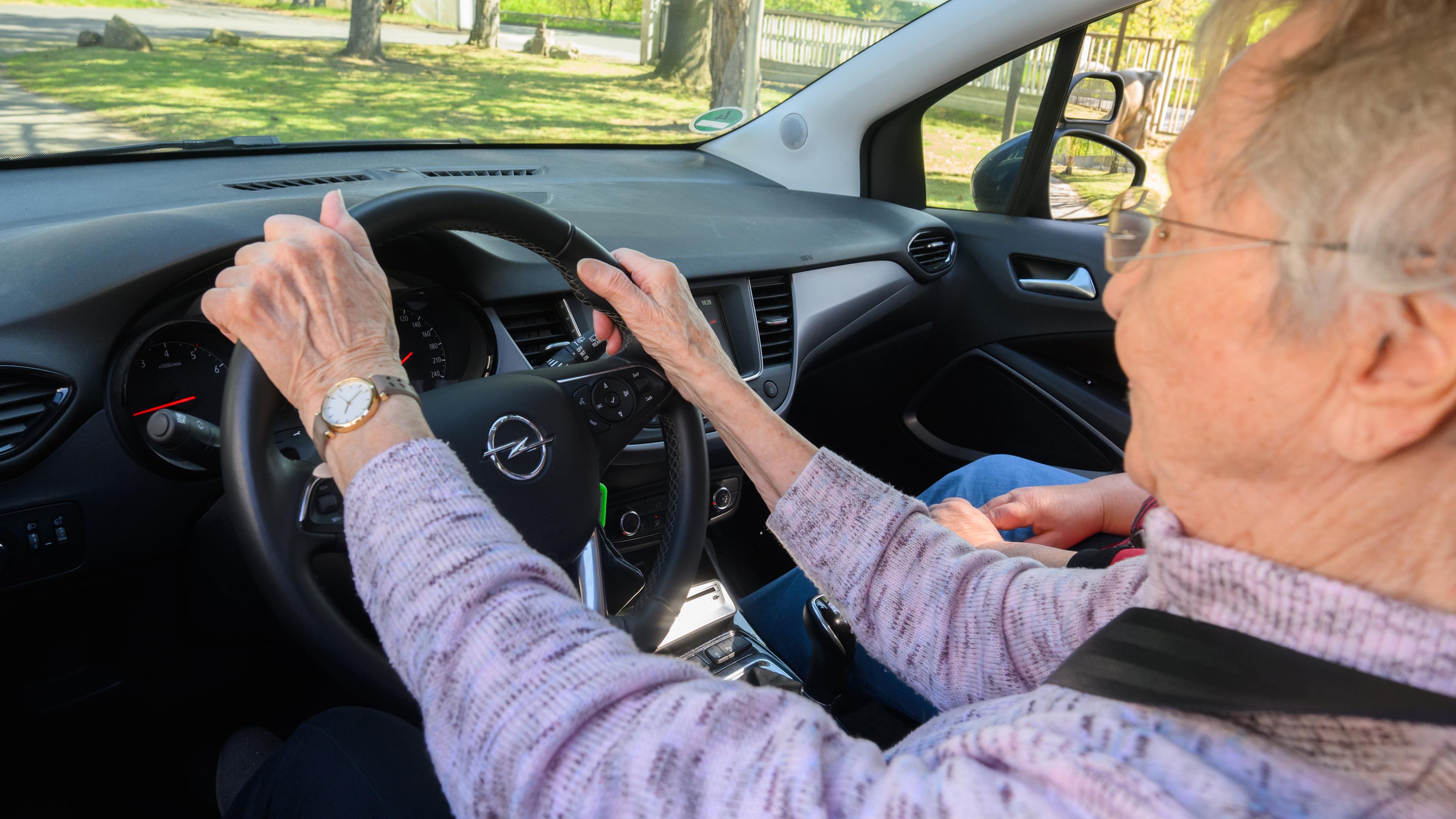 Eine ältere Teilnehmerin sitzt bei der Schulung "Fit im Auto" von der Landesverkehrswacht Niedersachsen in einem Fahrschulauto