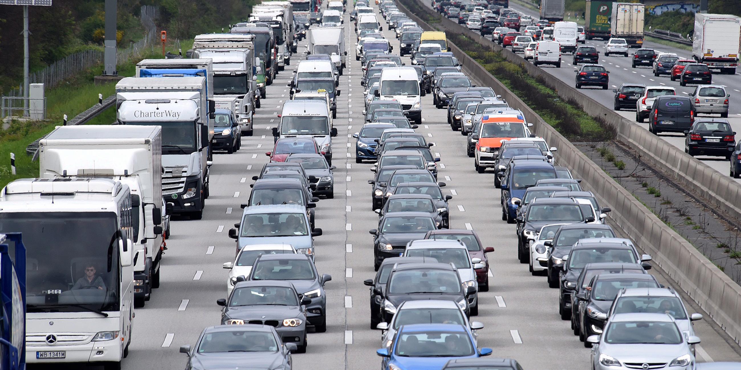 Archiv: Kilometerlang staut sich der Verkehr auf der Autobahn