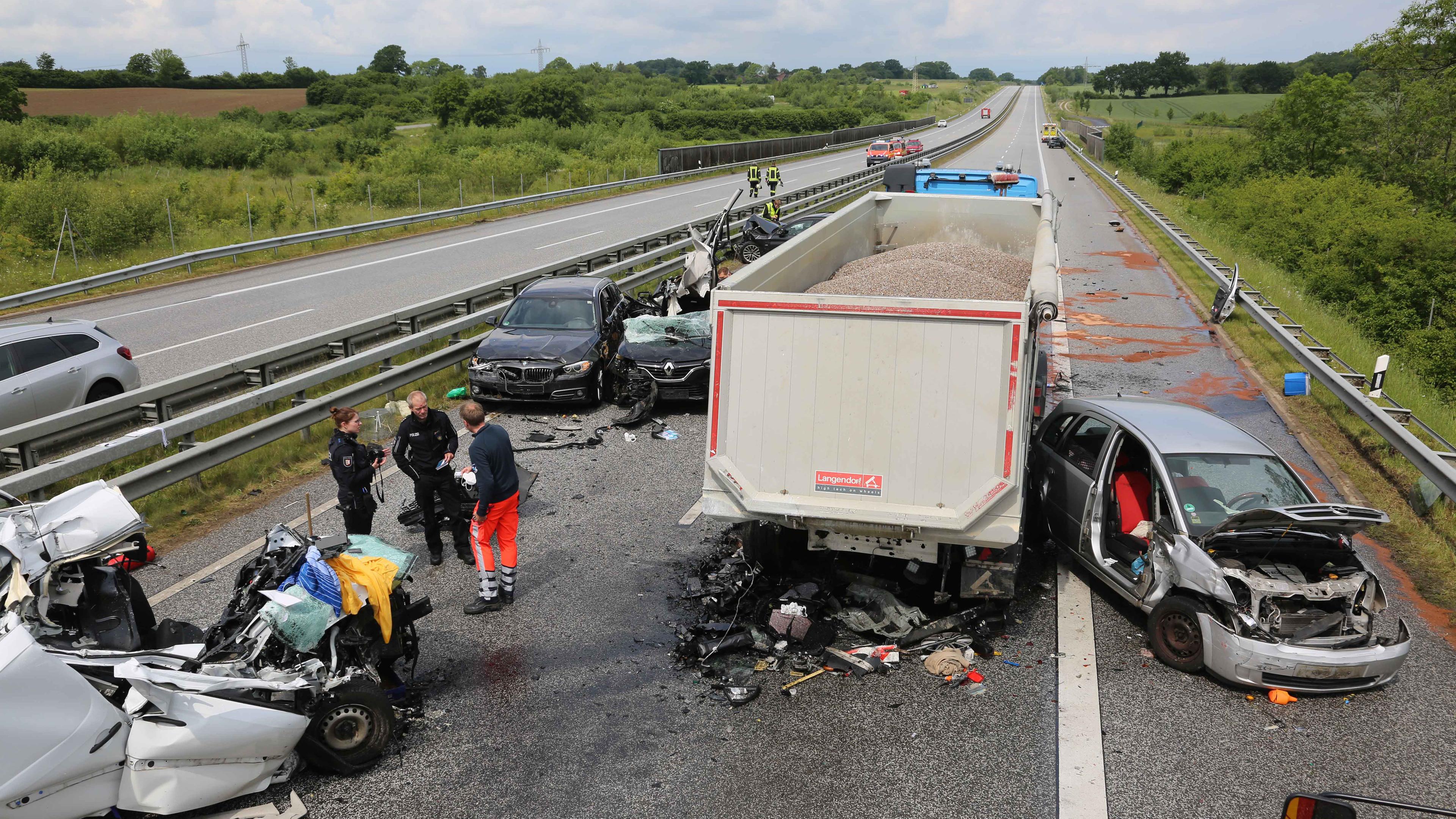 Schleswig-Holstein, Wankendorf: Ein Lastwagen und mehrere Autos stehen an einer Unfallstelle auf der A21.