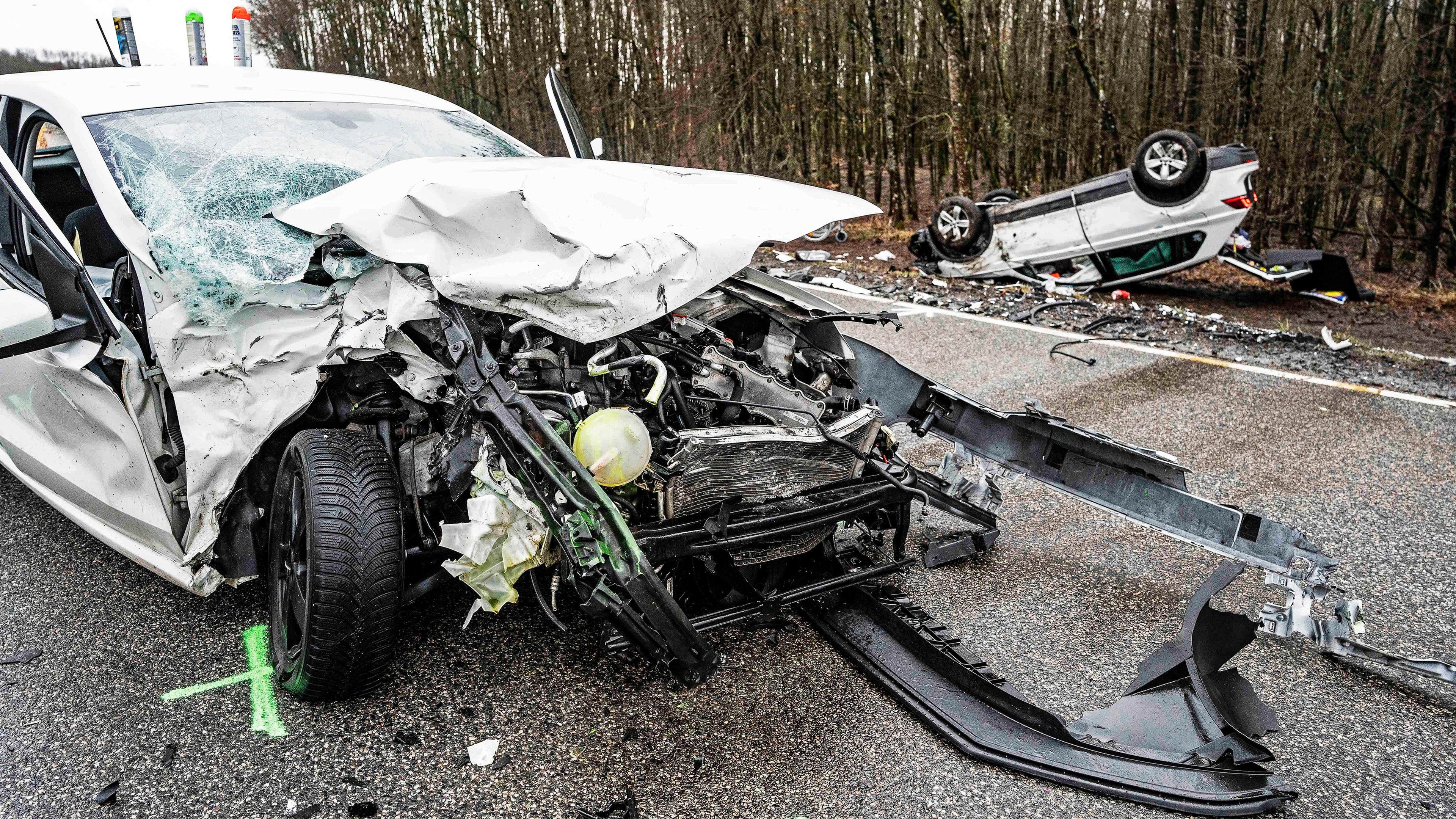 Zwei zerstörte Fahrzeuge sind an der Unfallstelle auf der B 269 zwischen Ellenberg und Rinzenberg zu sehen, aufgenommen am 09.02.2024 in Birkenfeld (Rheinland-Pfalz)