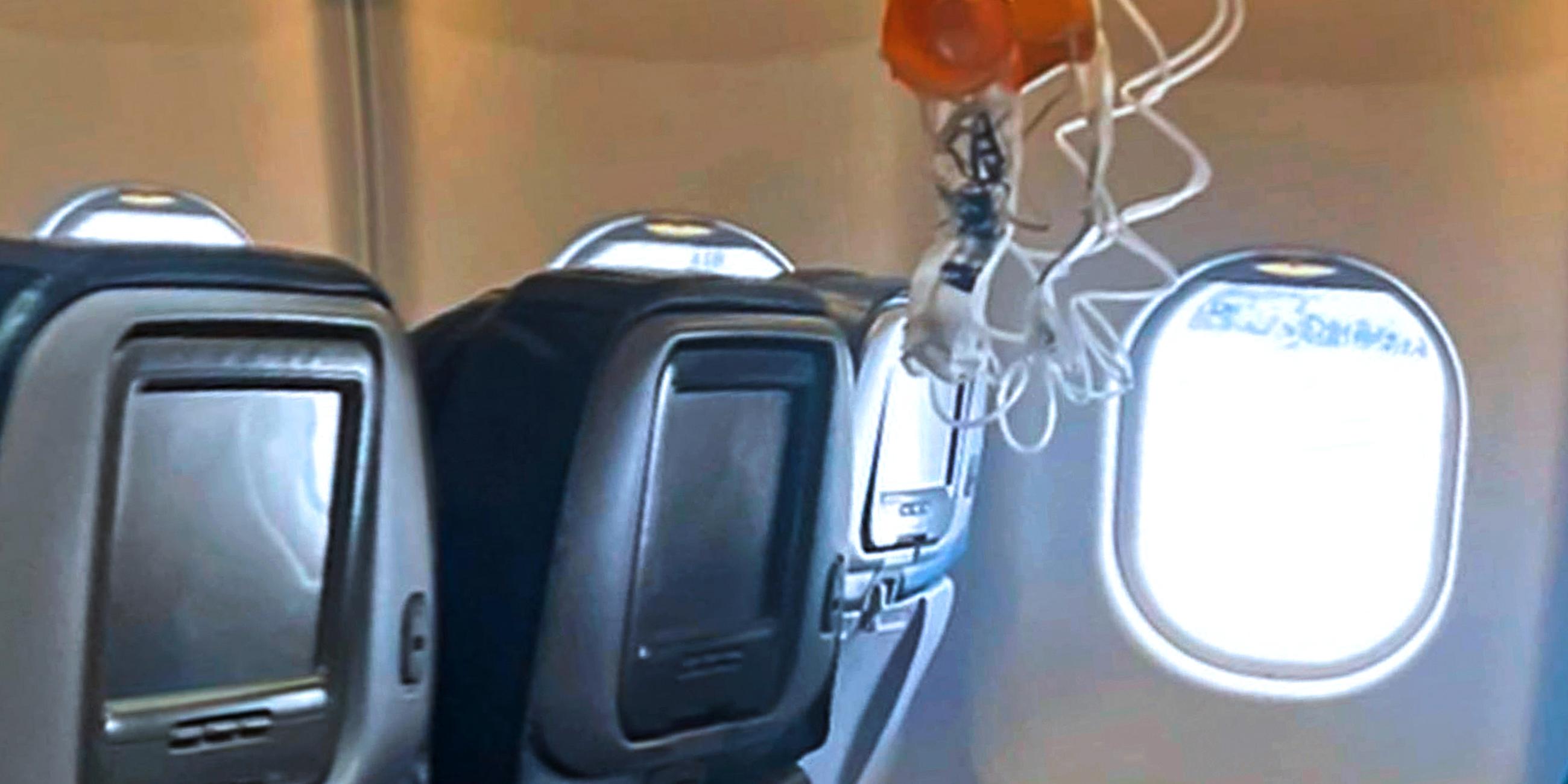 Sauerstoffmasken im Inneren eines Flugzeugs der Hawaiian Airlines