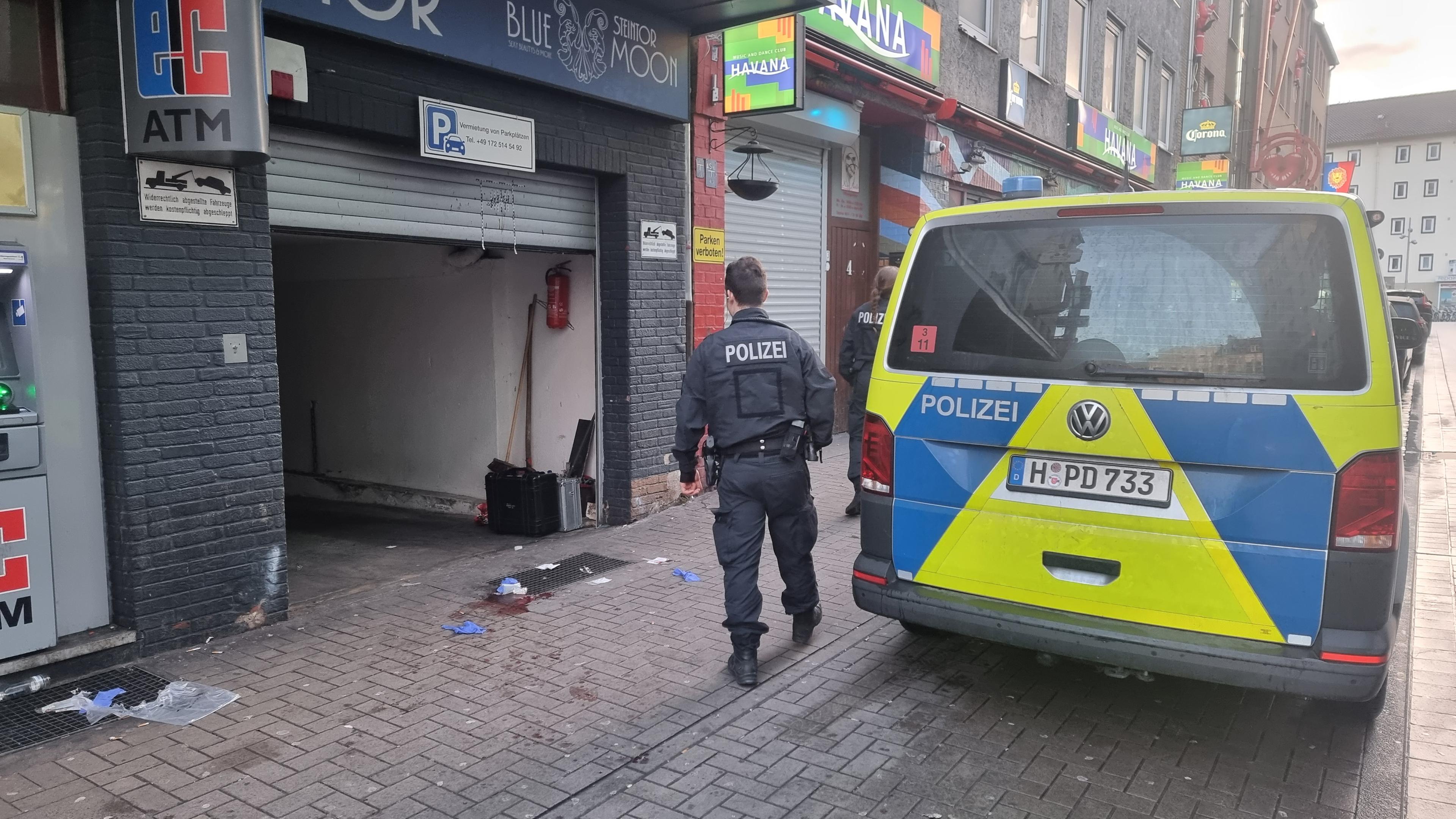 Niedersachsen, Hannover: Polizei steht vor dem Tatort in der Scholvinstraße im Steintorviertel. 