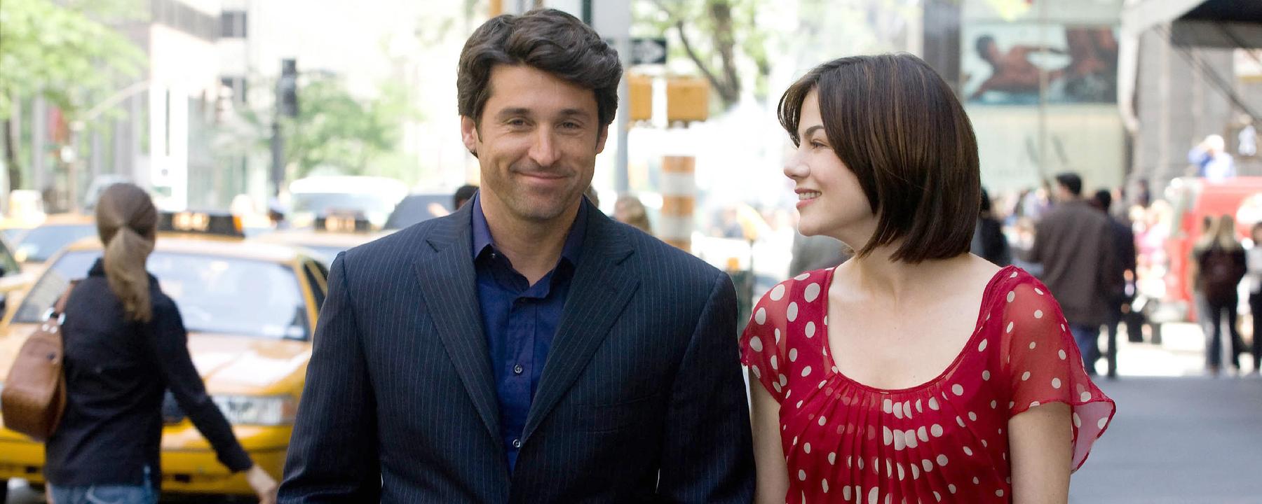 Hannah (Michelle Monaghan) und Tom (Patrick Dempsey) schlendern gemeinsam die Straße entlang. Während Tom lächelnd und gedankenverloren vor sich hinblickt, betrachtet Hannah ihn grinsend.