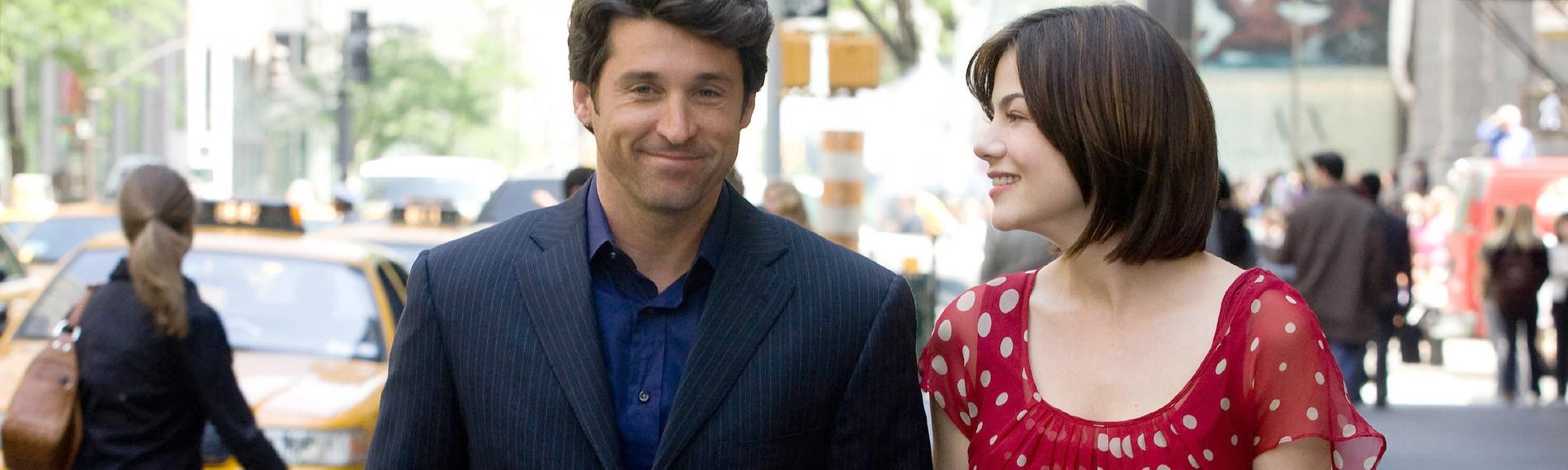 Hannah (Michelle Monaghan) und Tom (Patrick Dempsey) schlendern gemeinsam die Straße entlang. Während Tom lächelnd und gedankenverloren vor sich hinblickt, betrachtet Hannah ihn grinsend.