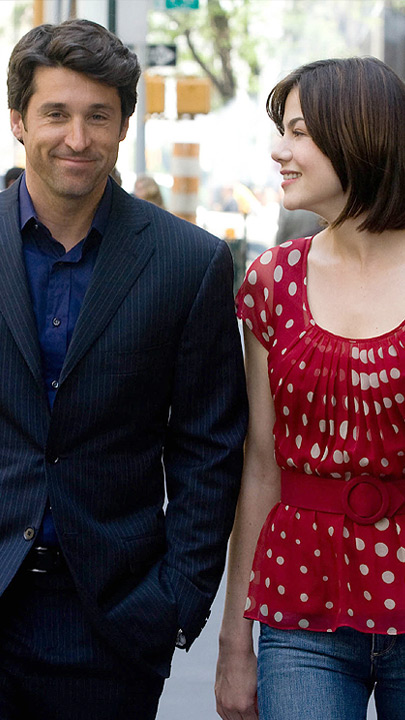 Hannah (Michelle Monaghan) und Tom (Patrick Dempsey) schlendern gemeinsam die Straße entlang. Während Tom lächelnd und gedankenverloren vor sich hinblickt, betrachtet Hannah ihn grinsend.