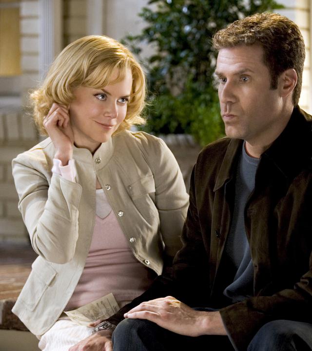 "Verliebt in eine Hexe": Isabel Bigelow (Nicole Kidman) blickt aufreizend zu Jack Wyatt (Will Ferrell), der neben ihr auf den Stufen vor einem Haus sitzt.