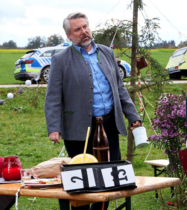 Kommissarin Winter (Vanessa Eckart), Kommissar Stadler (Dieter Fischer) und Pathologin Mai (Sina Wilke) stehen auf einer Wiese und unterhalten sich. 