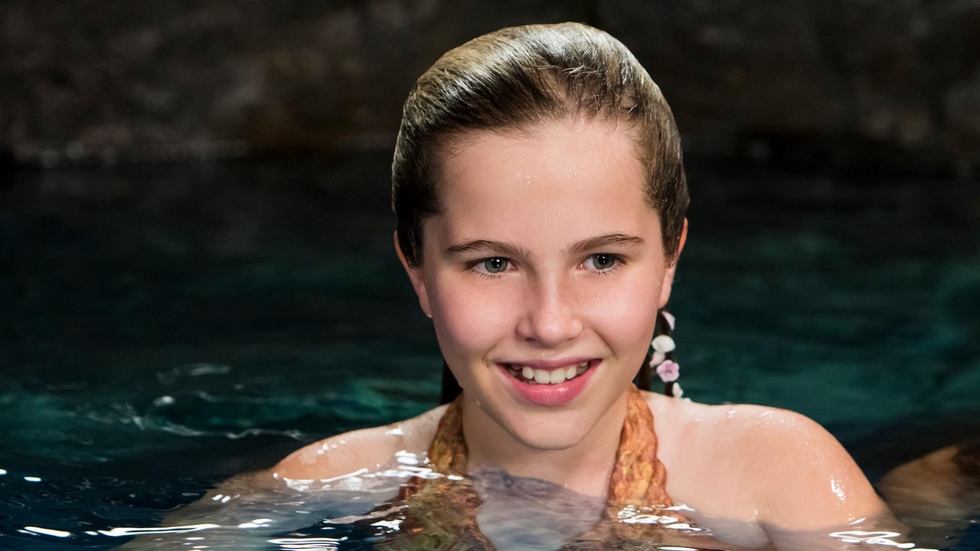 Meerjungfrau Amaris schwimmt im Mondsee.