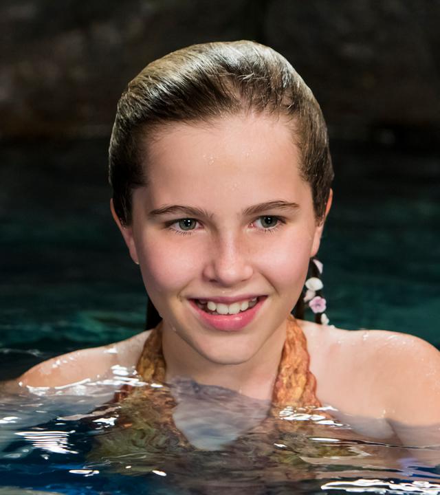 Meerjungfrau Amaris schwimmt im Mondsee.